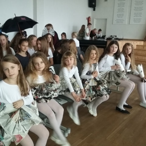 Mados teatras dalyvavo Šiaulių Medelyno progimnazijos mados ir dainos šou „Lietus”