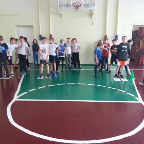 Netradicinė kūno kultūros pamoka „Linksmosios kalėdinės estafetės“