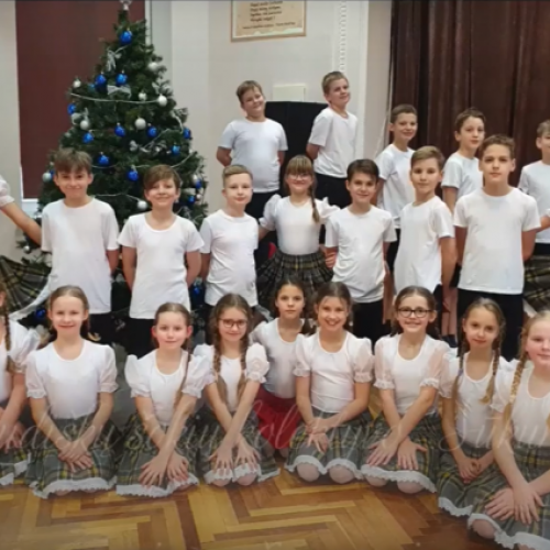 Liaudiškų šokių kolektyvo „Sūkurėlis” jaunučių grupė ir jų šokis „Moksleiviška polkutė”