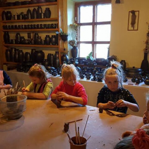 PUG ir 1a klasių mokinių išvyka į Gruzdžių juodosios keramikos dirbtuves