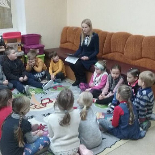 PUG mokinės Darmilės mama, Aistė Bosienė vaikams skaitė savo kūrybos pasaką „Kalėdų rytas miške“