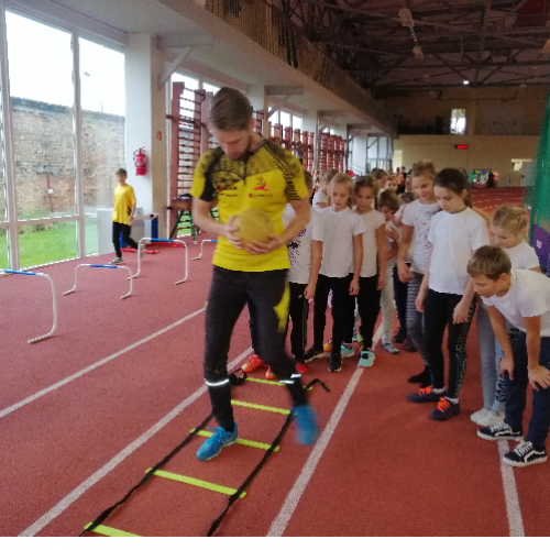 Fizinio ugdymo pamoka 3c klasės mokiniams Šiaulių lengvosios atletikos ir sveikatingumo centre