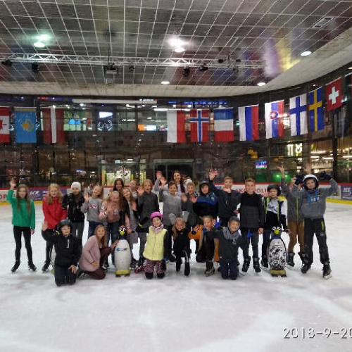 Bendruomenės dieną 5a, 5c ir 7c klasių mokiniai leido čiuožinėdami Akropolio ledo arenoje