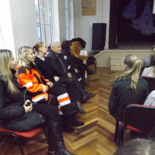 Mokykloje svečiavosi Specialiųjų saugos būrių savanoriai ir pasakojo mokiniams apie saugų pirotechnikos naudojimą bei galimus pavojus