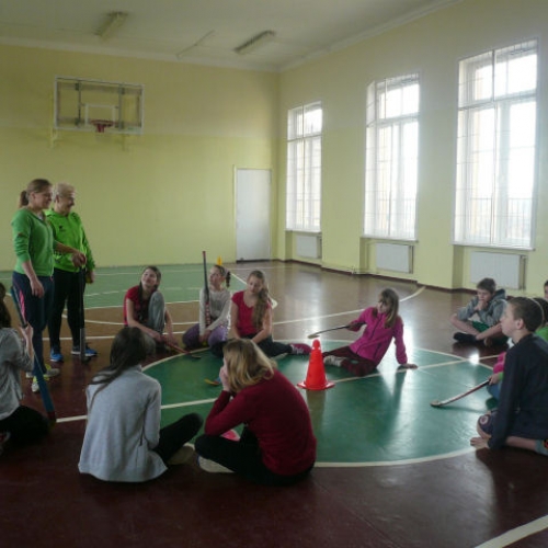 5c klasės mokinius  žolės riedulio paslapčių mokė sporto mokyklos „Klevas“ trenerės Jūratė ir Genutė