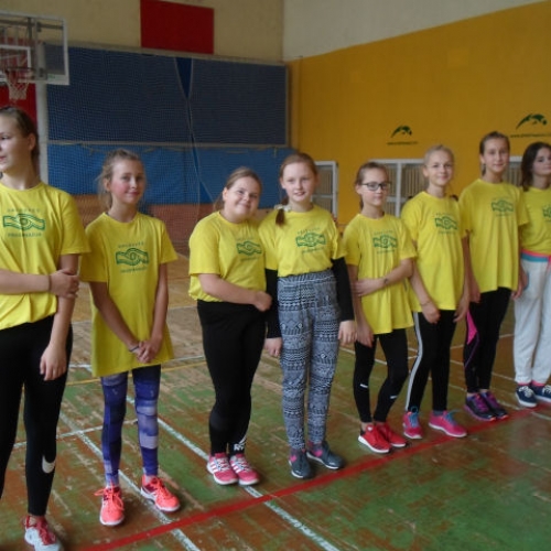 Šiaulių miesto 5-6 klasių mergaičių kvadrato varžybose pirma vieta